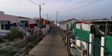 Village de pêcheurs avec unique accès une passerelle en bois